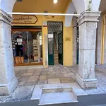 Mary's Bright - Corfu Old Town شقة
